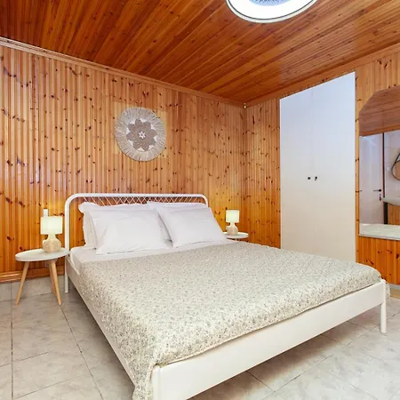Vakantiehuis The Great Wave Beachfront House Nea Plagia *