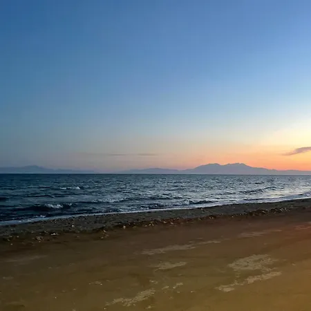 בית נופש The Great Wave Beachfront House Nea Plagia סוזופולי