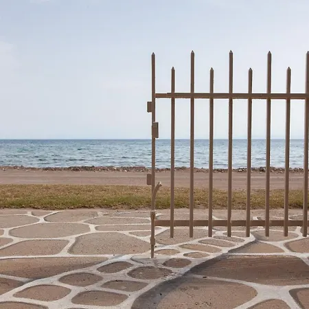 בית נופש The Great Wave Beachfront House Nea Plagia סוזופולי