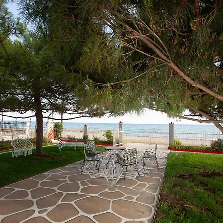 The Great Wave Beachfront House Nea Plagia בית נופש *