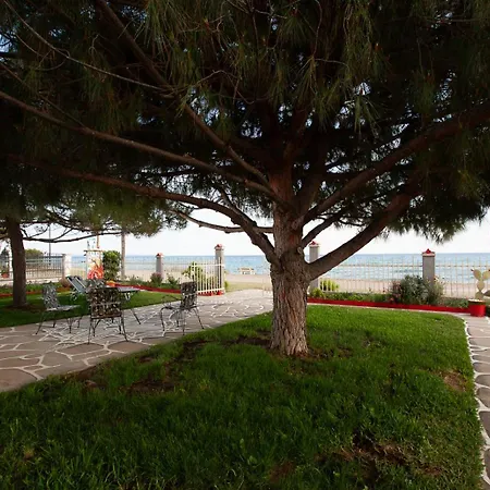 בית נופש The Great Wave Beachfront House Nea Plagia סוזופולי