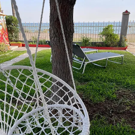 The Great Wave Beachfront House Nea Plagia בית נופש *